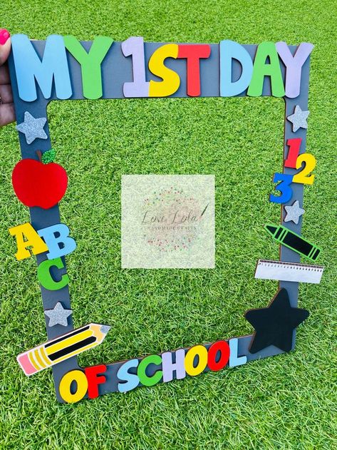 School Selfie Frame, 1st Day At School Frame, 1st Day Of School Pictures, Student Quotes, School Photo Frames, School Picture Frames, Preschool First Day, First Day Of School Pictures, Emotions Preschool