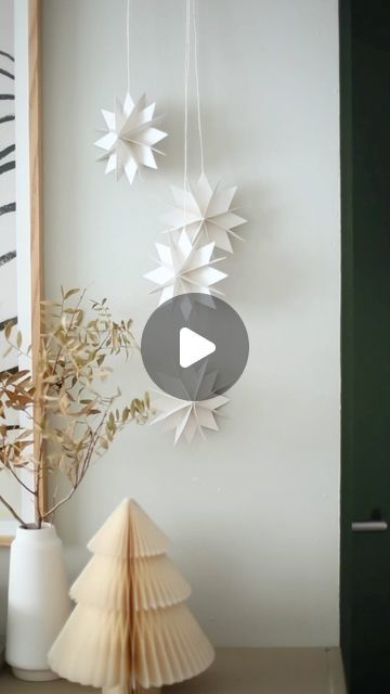 Garland Tree Diy, Garlands Christmas Diy, Hanging Paper Stars Christmas, Big Paper Stars Diy, Diy Paper Star Garland, Paper Garlands Diy, Homemade Paper Christmas Decorations, Scrapbook Paper Christmas Crafts, How To Make A Christmas Star