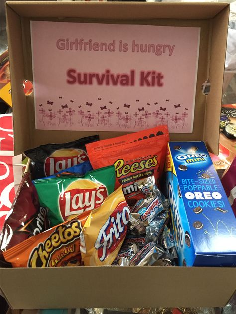 You can keep this girlfriend survival kit in your car for whenever your girlfriend gets hungry. You can create it with snacks that your loved one likes Birthday Presents For Girlfriend, Hadiah Valentine, Romantic Gifts For Girlfriend, Survival Kit Gifts, Diy Gifts For Girlfriend, This Book, Presents For Girlfriend, Anniversaire Diy