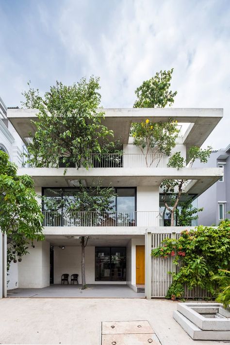 Stacked Planters House, Ho Chi Minh City, Vietnam, by Vo Trong Nghia Architects Stacked Planters, Vtn Architects, Eco House Design, Home Designs Exterior, Green Facade, Green Architecture, Modern Architecture House, Design Exterior, Minimalist Architecture