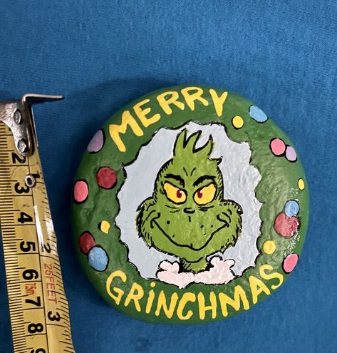 Grinch Painted Rocks, Grinch Rock Painting, Posca Painting, Winter Rocks, Seaglass Christmas, Christmas Rocks, Painted Pebbles, Wooden Christmas Decorations, Happy Stones