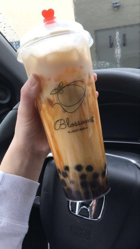 Essen, Tiger Milk Tea, Caramel Milk Tea, Homemade Coffee Drinks, Bubble Tea Recipe, Secret Starbucks Drinks, Bubble Tea Boba, Boba Drink, Bubble Milk Tea