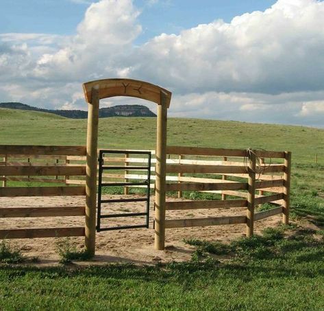 Diy Round Pen, Round Pens For Horses, Horse Pens, Horse Farm Ideas, Horse Barn Ideas Stables, Horse Corral, Horse Barn Designs, Horse Arena, Horse Shelter