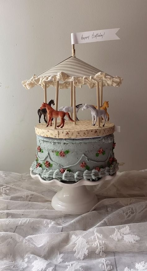 Carousel Cake Ideas, Carrousel Cake, Carousel Birthday Cake, Circus Birthday Cake, Carousel Birthday Parties, Carousel Cake, Carousel Birthday, Pretty Dessert, Pretty Birthday Cakes