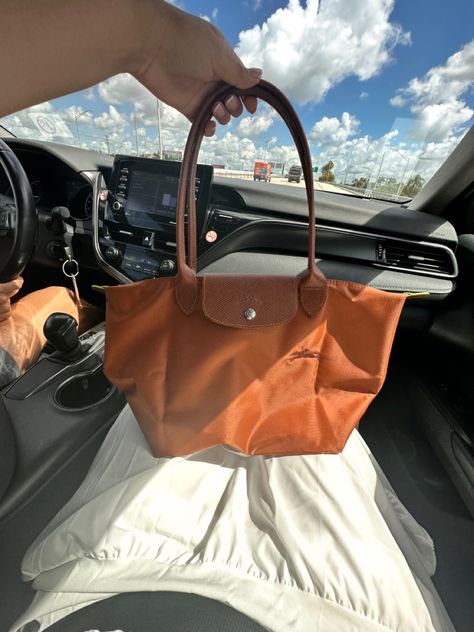 Totally recommended, easy to match with your outfits and perfect for traveling! On my first day using it i got so many complements <3 #longchamplepliage #longchamp #travelbag #purchase #elevated #elegantstyle Longchamp Kate Middleton, Long Champ Outfit, Longchamp Style, Long Champ Bag, Long Champ, Dream Bag, Longchamp Bag, What In My Bag, First Day