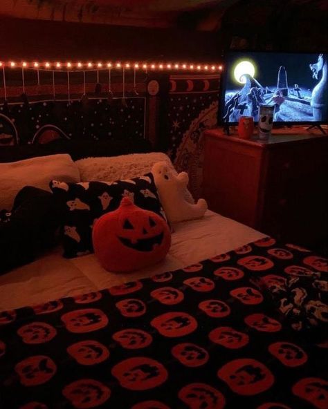 Halloween Themed Room Bedrooms, Spooky Room Aesthetic, Halloween Stairs, Halloween Themed Room, Bedroom Fall Decorations, Halloween Room Decor Ideas, Fall Themed Bedroom, Halloween Themed Bedroom, Spooky Bedroom