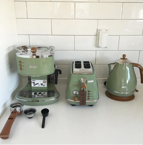 Kitchen Appliances Aesthetic, Smeg Green, Green Smeg, Retro Kitchen Ideas, Green Kitchen Appliances, Hot Water Kettle, Green Appliances, Smeg Appliances, Crockery Design