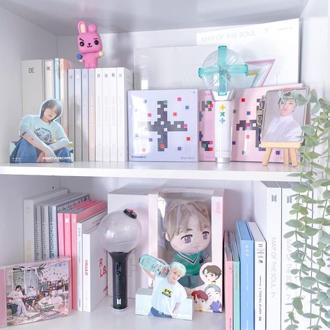 K Pop Apartment, Txt Shelf Aesthetic, Kpop Storage Ideas, Kpop Albums Shelf Aesthetic, K Pop Albums Shelf, K Pop Collection Aesthetic, Kpop Albums Organization, Kpop Wall Shelf, Txt Album Shelf