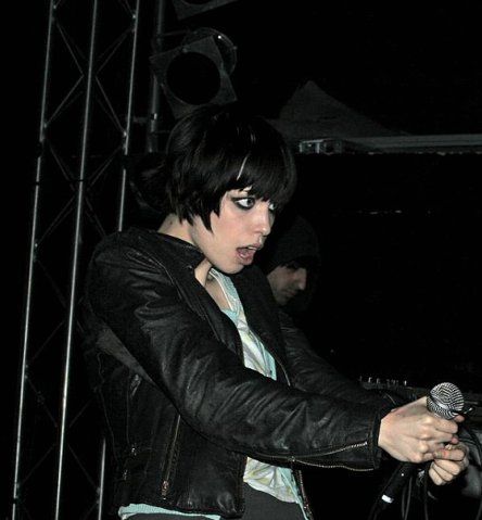 Alice Glass Alice Glass Crystal Castles, Alice Glass, Full Fringe, Crystal Castles, Crystal Castle, Emo Girls, Girl Gang, Haircut Ideas, Makeup For Brown Eyes