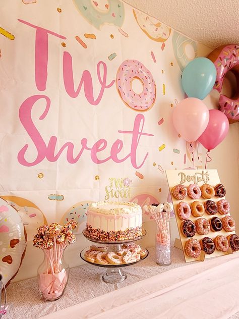 Donut Station Birthday Parties, Two Sweet Party 2nd Birthday Balloon Arch, Baby Girl 2nd Birthday Theme Ideas, Shes Two Sweet Birthday, Donut Second Birthday Party, Donut Two Birthday Party, Two Sweet Party 2nd Birthday Table Decorations, Two Sweet Party 2nd Birthday Diy, 2 Sweet Donut Birthday Party