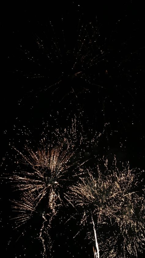 double gold fireworks Firework Iphone Wallpaper, Gold Fireworks, Fireworks Wallpaper, Wedding Fireworks, House Of Balloons, New Year Wallpaper, Image Swag, Simple Iphone Wallpaper, Love Quotes Wallpaper