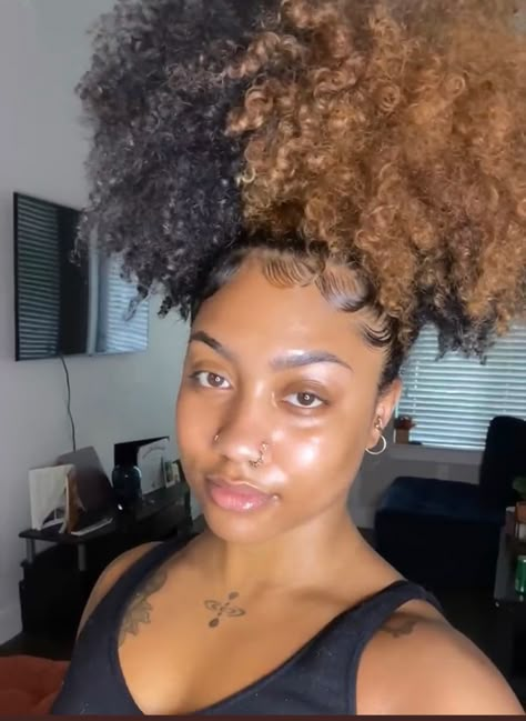 Peekaboo Hairstyles, Hair On Brown Skin, Dyed Curly Hair, Peekaboo Hair, Quick Natural Hair Styles, Quick Weave Hairstyles, Dyed Natural Hair, Hairdos For Curly Hair, Pretty Hair Color