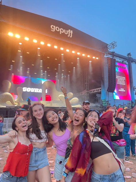 Concert festival gov ball live music friends summer Governors Ball Outfit, Group Friends Pictures, Kendal Calling, Governors Ball, Music Friends, Festival Fits, Nyc Outfits, Gov Ball, Festival Inspo