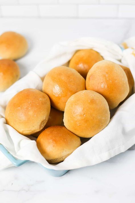 bread machine wheat rolls piled up Soft Buns Recipe, Homemade Buns, Bread Rolls Recipe, Dinner Roll, Buns Recipe, Homemade Dinner Rolls, Clam Recipes, Perfect Dinner, Bread Roll