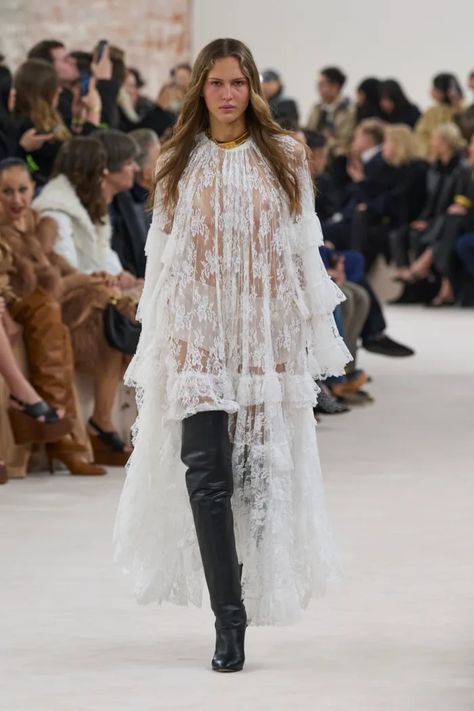 Chemena Kamali's Debut Collection Shows She Understands the Chloé Woman - Fashionista Haute Couture, Chemena Kamali, Chloe Fashion, Chloe Dress, Bohemian Chic Fashion, Fall Winter 2024, Dresses To Wear, Boho Chic Outfits, Modieuze Outfits