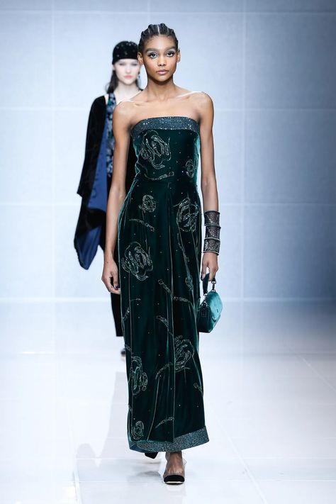 Giorgio Armani Fall 2024 Ready-to-Wear Runway, Fashion Show & Collection Review [PHOTOS] Giorgio Armani Couture, Fall Ready To Wear, Armani Gowns, Giorgio Armani Designer, Giorgio Armani Dress, Fashion Major, 2024 Runway, Armani Fashion, Armani Dress