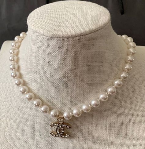 Expensive Pearl Necklace, Channel Pearl Necklace, Chanel Cc Necklace Silver, Chanel Choker Necklace, Chanel Necklace Pearl, Collar Chanel, Channel Necklace, Choker Necklace Outfit, Chanel Choker