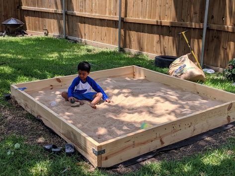 DIY sand pit Sandpit Ideas Diy, Diy Sand Pit, Sand Pit Ideas, Sand Playground, Sandbox Diy, Sandpit Ideas, Kids Wooden Playhouse, Sand Pits For Kids, Outside Playground