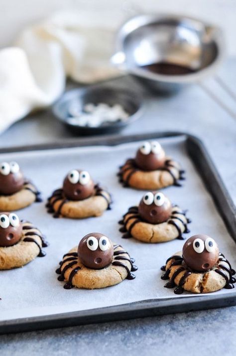 Peanut Butter Spider Cookies with Lindt Lindor Chocolate Truffles - the cutest Halloween treats! #halloween #peanutbutter #lindt #lindor #spidercookies Peanut Butter Spider Cookies, Easy Halloween Cookies Recipes, Menu Halloween, Easy Halloween Cookies, Peanut Chocolate, Cute Halloween Treats, Dessert Halloween, Postres Halloween, Recetas Halloween