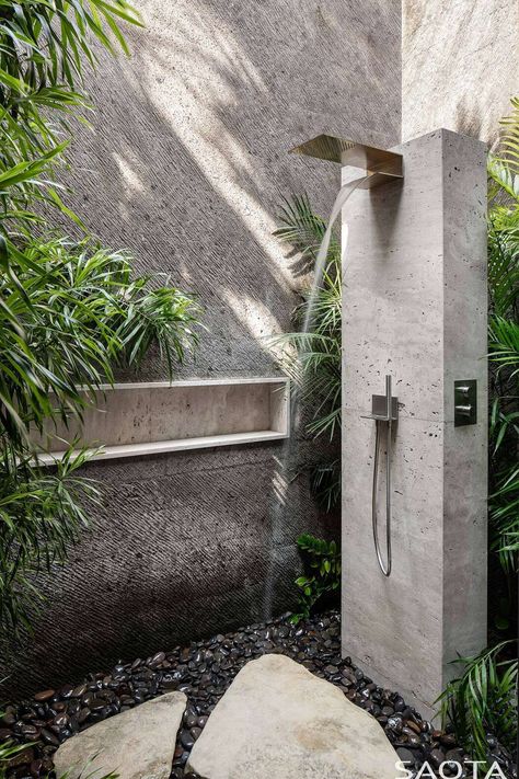 Eco Bathroom, Kleiner Pool Design, Outside Showers, Outdoor Bathroom Design, Pool Shower, Garden Shower, Outdoor Bathrooms, Indoor Outdoor Living, Shower Design