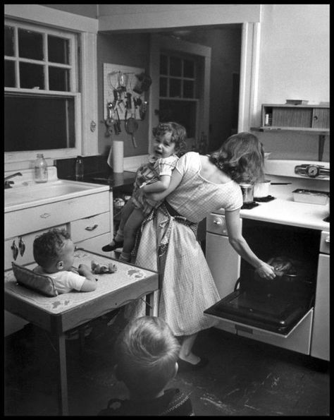 32 Photos of Young Housewives From Between the 1940s and 1950s ~ Vintage Everyday 50s Housewife, 1950s Housewife, Elliott Erwitt, Vintage Housewife, Vintage Mom, Magnum Photos, Vintage Life, The Time Is Now, Trendy Baby