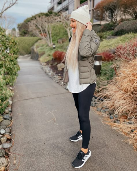 Katy Roach, Winter Outfits Comfy, Carhartt Beanie, Tennis Shoes Outfit, Outfits Comfy, Mum Fashion, Boho Fashion Summer, Casual College Outfits, Nashville Outfits