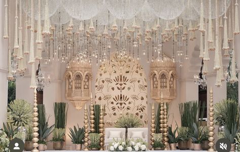 Hindu Wedding Stage Decoration, White Wedding Stage, Hindu Wedding Stage, Mirror Wedding Decor, Muhurtham Decor, Indian Floral Decor, Wedding Decor Indian, Ambience Decor, Ganesh Decoration