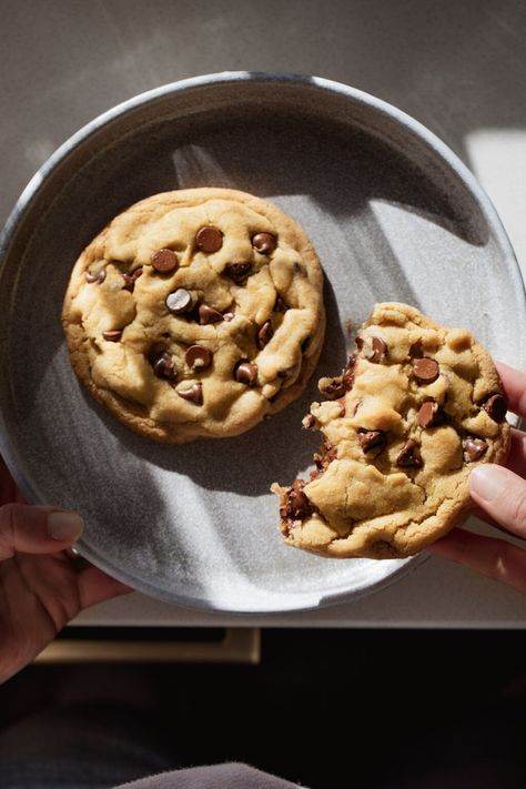 Two Huge Chocolate Chip Cookies Recipe - Pinch of Yum Pinch Of Yum, Giant Chocolate Chip Cookie, Double Chocolate Cookies, Warm Chocolate, Chocolate Chip Recipes, Soft Cookie, Cookie Desserts, Cookies Recipes Chocolate Chip, Chocolate Cookies