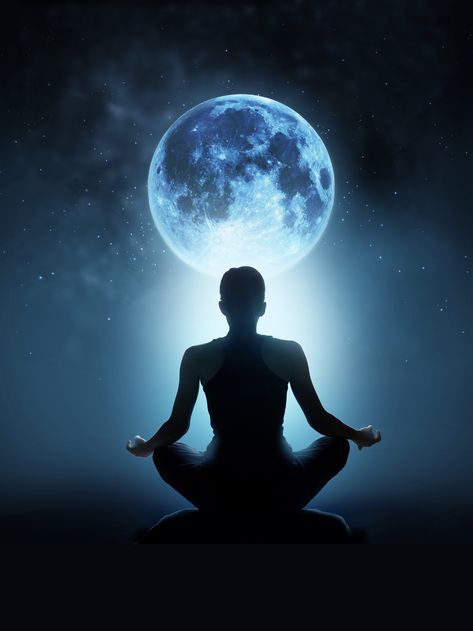 Full Moon Meditation – The Full Moon in the Sign of Taurus appears tomorrow on the 18th at 11:11 am -- "In this ceremony, there is perpetuated for us the story of the universality of God’s Love, the need for our individual purification and the opportunity to share with each other that which belongs to all." #soulbridging #astrology #fullmoon #awakening #ceremony Full Blue Moon, Milky Way Stars, Dramatic Photos, Ocean At Night, Midnight Blue Color, Galaxy Background, Look At The Moon, Love Backgrounds, Greeting Card Illustration