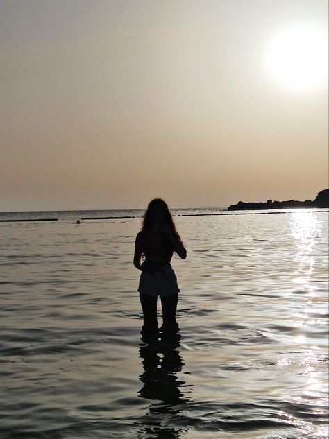 Shipwreck Photoshoot, Standing In Water Reference, Drawing Effects, Standing In Water, Biblical Artwork, Beach Drawing, Ocean At Night, Waves Photography, Painting Reference