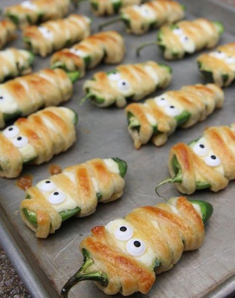 Spooky halloween mummies ideas. #mummiesspookyfunhalloweenpartyfood Läskig Halloween, Uhyggelig Halloween, Recetas Halloween, Halloween Party Appetizers, Halloween Fest, Classy Halloween, Halloween Party Snacks, Halloween Appetizers, Adult Halloween Party