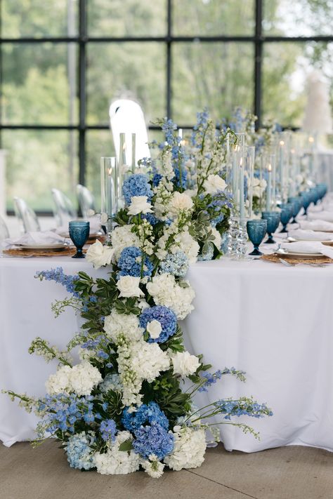 Blue and white wedding florals and centerpiece Blues And Silver Wedding, Winter Blue And White Wedding, Wedding Blue Flowers Decoration, Light Blue And White Wedding Decorations, Navy Wedding Florals, Blue Floral Table Arrangements, Blue And White Table Arrangements, Blue And Green Table Decor, White Blue Wedding Decoration