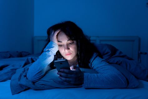 Technology Addiction: You’re Hooked And It’s Affecting Your Health. Here’s what every parent should know about the health effects of a technology addiction. Plus: The questions you MUST ask to uncover your relationship with technology. Phone Distraction, Effects Of Technology, Addicted To Social Media, Technology Photography, Bored Women, Siren Call, Behavior Disorder, Physical Sunscreen, Digital Detox