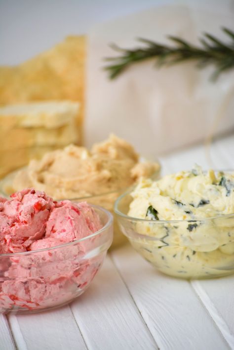 these compound butter recipes are delicious on rolls, pancakes, or meats -- and i love these tips for packaging them up as gifts! Compound Butter Recipes, Flavored Butter Recipes, Flavored Butters, Compound Butter Recipe, Take A Meal, Cinnamon Honey Butter, Cinnamon Honey, Cheese Butter, Flavored Butter