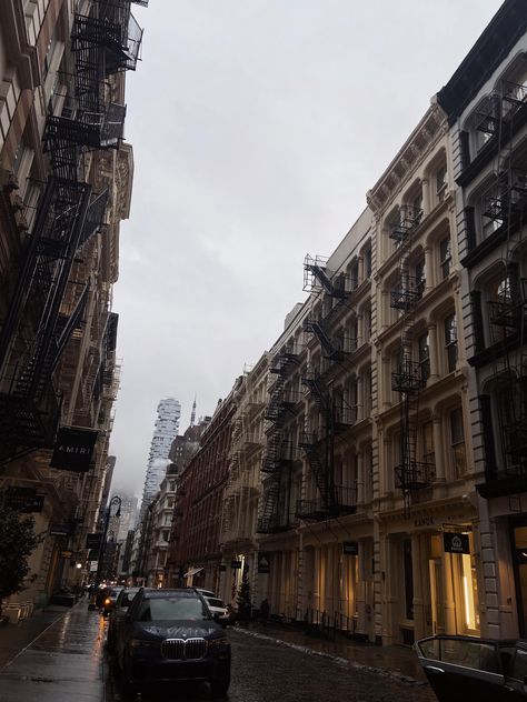 Rainy SoHo afternoon in NYC Soho Aesthetic Nyc, Autumn In New York Aesthetic, New York Life Aesthetic, New York Grunge, Rainy Nyc, City Life Aesthetic, Aesthetic New York, Street Vibes, New York Buildings