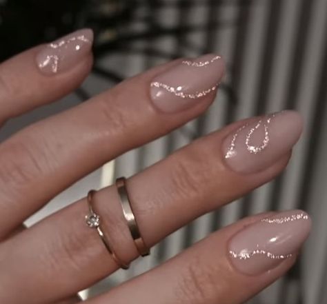 Formal Nail Ideas Classy, Semipermanent Nails Ideas, Formal Nails Classy, Formal Nail Designs, Formal Nail Ideas, Almond Nails With Gold, Glitter Short Nails, Classy Nails Ideas, Semipermanent Nails