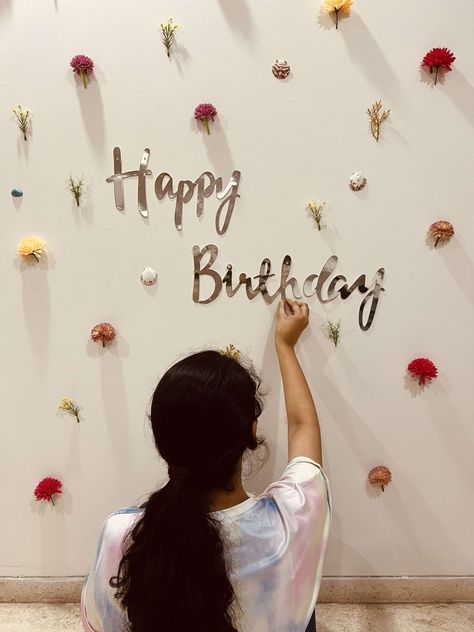 Asthetic Bday Decor, Simple Women Birthday Decor, Unique Backdrop Ideas Birthday Parties, Birthday Aesthetic Minimalist, Birthday Decor Minimalist, Birthday Party Simple Decorations, Birthday Decoration With Flowers, Minimal Birthday Decor, Aesthetic Birthday Decor