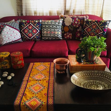 Boho Living Room Red Couch, Red Couch Interior Design, Red Couch Decor Living Room, Red Sofas Living Room Ideas, Red Boho Living Room, Red Sofa Decor, Red Sofa Living Room Ideas, Living Room With Red Couch, Living Room Red Couch