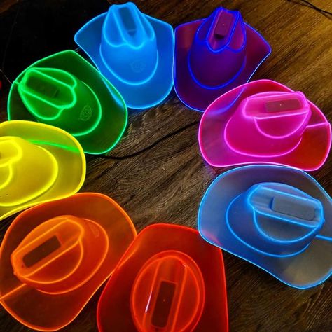 14th Birthday Party Ideas, Tech Brand, Glow In Dark Party, Neon Birthday Party, Sweet Sixteen Birthday Party Ideas, Glow Birthday Party, Neon Birthday, Glow Birthday, Birthday Party For Teens