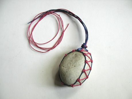 free macrame tutorial and pattern Stone Wrapping Macrame, Macrame Stone Wrapping Tutorial, Macrame Wrapping, Stone Wrapping Tutorial, Micro Macrame Tutorial, Macrame Jewelry Tutorial, Macrame Knots Pattern, Thick Thread, Stone Wrapping