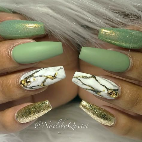 Green And Gold Nails, Gold Gel Nails, Green Acrylic Nails, Natural Nail Art, Green Nail Art, Gold Nail Designs, Gold Nail Art, Nails Gold, Gold Glitter Nails