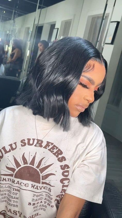 BEAUTY INSPIRATION ✨💍 | A wavy blunt cut bob 🤩 | Facebook Weave Bob Hairstyles, Black Bob Hairstyles, Messy Bob Hairstyles, Sew In Hairstyles, Curly Bob Wigs, Dope Hairstyles, Short Bob Wigs, Looks Black, Front Lace Wigs Human Hair