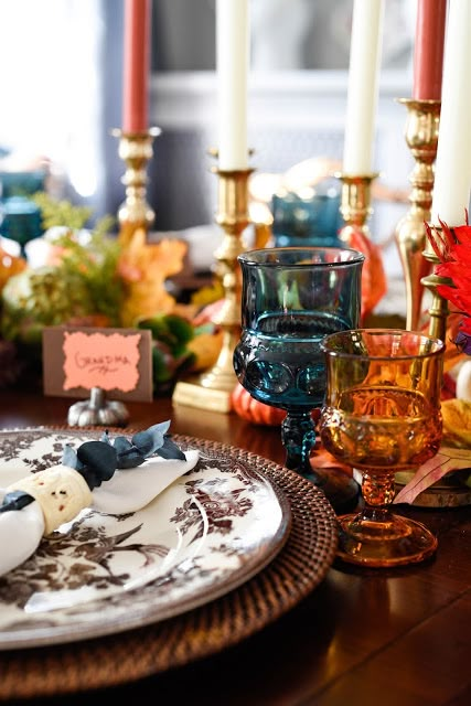 Colorful Thanksgiving Decor, Wedding Thrifting, Vintage Colored Glassware, Cozy Traditional Home, Mix And Match Plates, Evening Weddings, Thanksgiving Table Decor Ideas, Grandma Coastal, Dinosaur Wedding