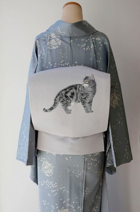 Tanuki Kimono, Pretty Kimonos, Obi Kimono, Kimono Traditional, Modern Kimono, Kimono Design, Beautiful Kimonos, Japan Photo, Japanese Kimono