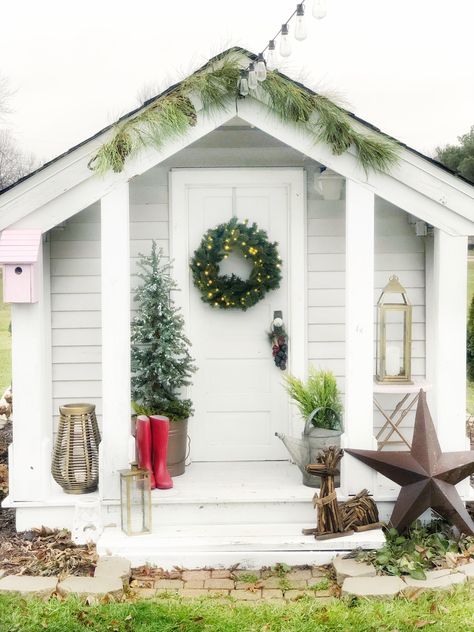 🌟Tante S!fr@ loves this📌🌟Christmas Cozy in the She Shed Christmas She Shed, Christmas Shed, Grandpa House, Simple Winter Decor, Playhouse Diy, Store Christmas Decorations, Shed Makeover, Storing Christmas Decorations, She Shed Ideas