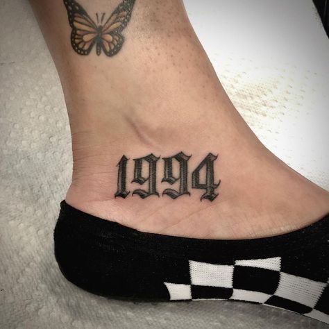 𝐄𝐃𝐔𝐀𝐑𝐃𝐎 𝐆𝐔𝐑𝐑𝐎𝐋𝐀 on Instagram: “𝟏𝟗𝟗𝟒 • • • #letteringtattoo #blackandgreytattoo #numberstattoo #oldenglishtattoo #tattoo” English Font Tattoo, 1994 Tattoo, Old English Font Tattoo, Old English Tattoo, Tattoo Knee, Tattoo Font Styles, Calligraphy Cursive, Numbers Tattoo, Number Tattoo Fonts