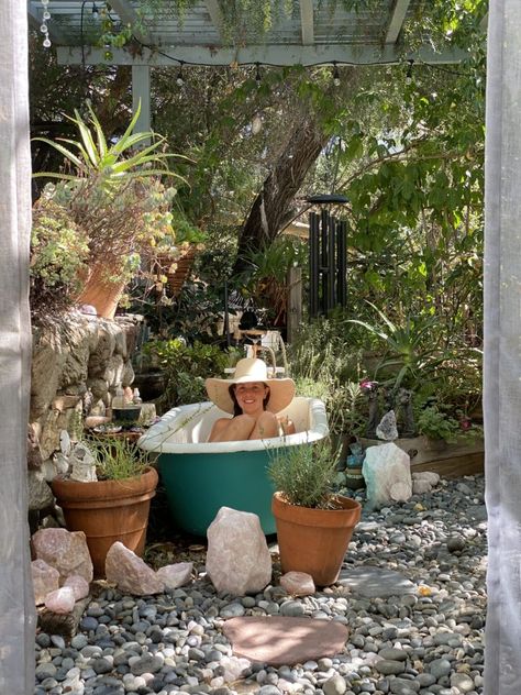 Bathtub In Garden Ideas, Wood Fired Tub Outdoor Baths, Garden Bathtub Ideas, Clawfoot Tub In Garden, Bathtub In The Garden, Diy Outdoor Bathtub Ideas, Outdoor Bathtub Ideas Backyards, Backyard Wellness Spa, Outdoor Bed Diy