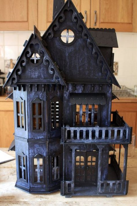 30 Cool Haunted House Crafts Perfect for Halloween #HauntedHouse #Halloween Diy Haunted House, Haunted House Ideas, Haunted House Craft, Halloween Houses, Witches House, Gothic Dollhouse, Dollhouse Halloween, Casa Halloween, Haunted Dollhouse