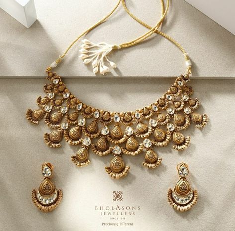 Gold Necklace Set Choker, Real Gold Jewelry Indian, Gold Bridal Jewellery Indian, Neckless Gold Jewelry Indian, Tanishq Jewellery Gold Necklaces Antique, Gold Sets Jewelry Indian Design, Gold Choker Necklace Indian, Antique Gold Choker Set, Gold Choker Set