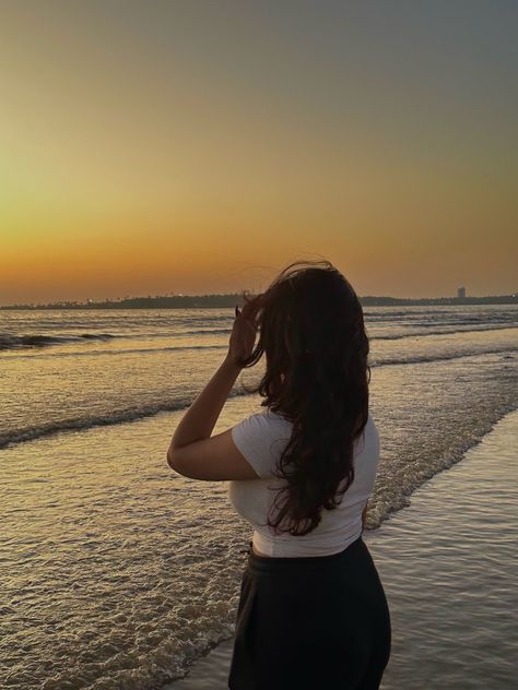 #sunset #poses #beach #wallpaper #aesthetic #girlblogger #instagram Photo Profile Girle, Profil Pictures Instagram, Sunset Aesthetic Poses, Photo Poses At Beach, Full Picture Poses, Girl Profiles For Instagram, Picture For Instagram Profile, Back Pictures Woman, Back Poses Aesthetic